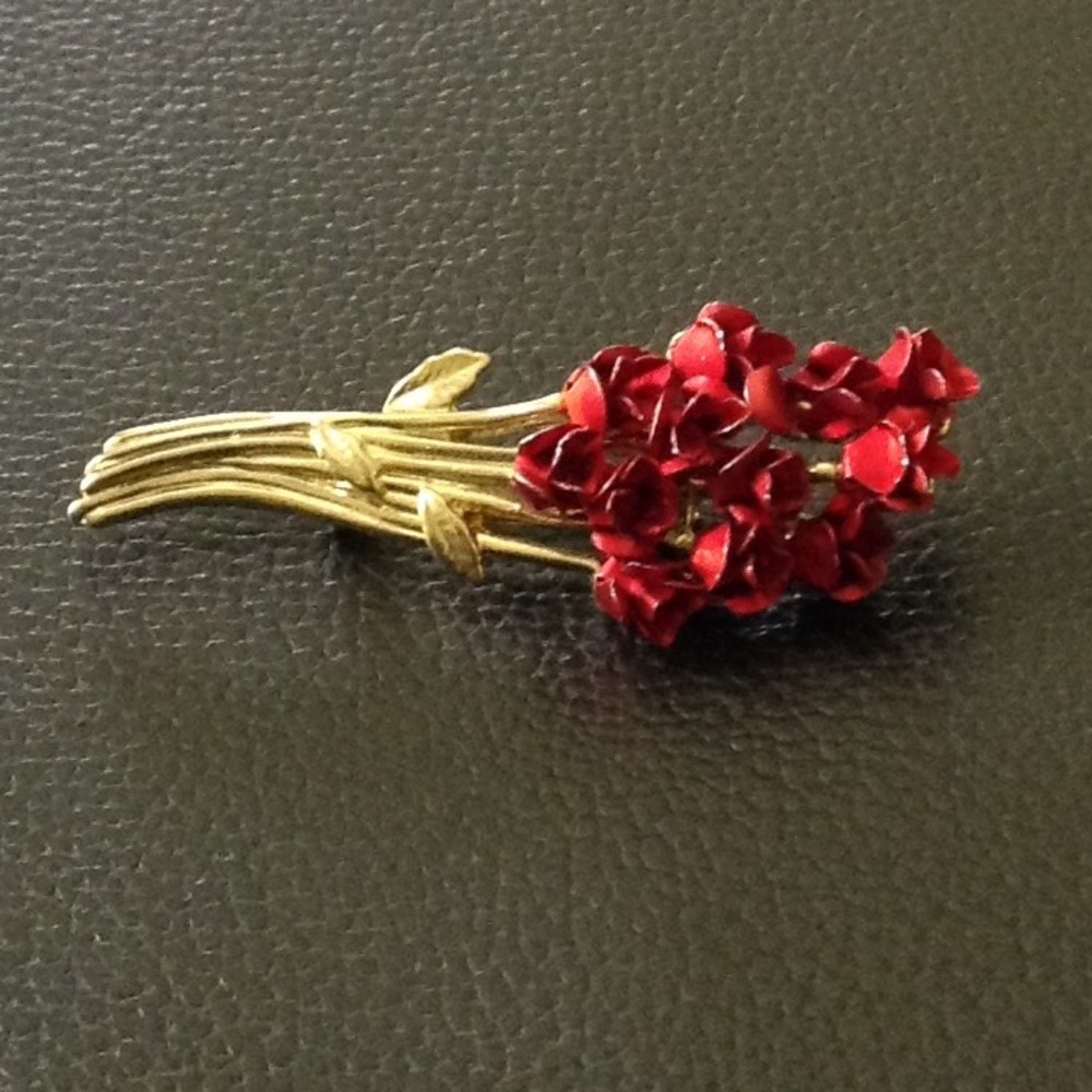 Vintage Red Roses Goldtone Brooch signed DM 97.